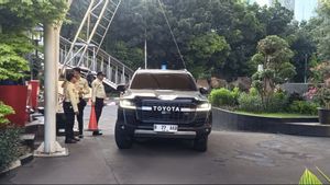 KPK Sita All New Land Cruiser dan Dokumen dari Rumah Bupati Bekasi Ade Kuswara