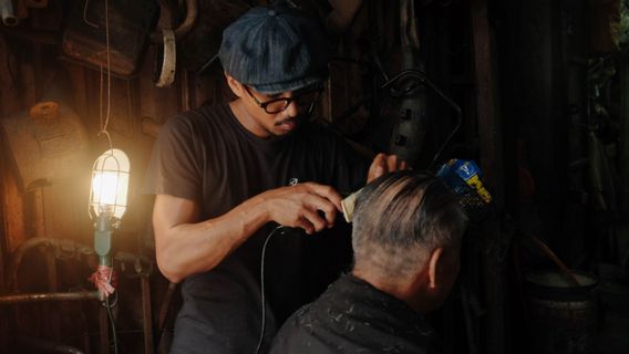 シンガポールロックダウンの終わりに近い理髪店のキューキュー