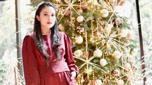 Cantik dengan Sentuhan Outfit Merah dan Hitam, Intip 8 Potret Sandra Dewi Bernuansa Natal