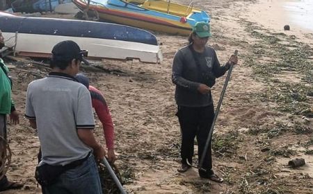 DLHK Denpasar Tangani Sampah Kiriman di Pantai Sanur