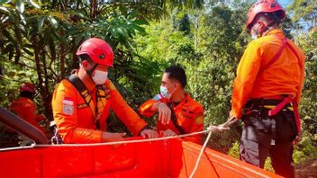 SAR Team Searching For Victims Of Minibus Entering Abyss In Pakpak Bharat, North Sumatra