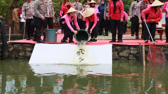 angkari Metro Jaya Le président de Bhayangkari Metro Jaya passe en revue la sécurité alimentaire à l’aéroport de Soetta Aspol