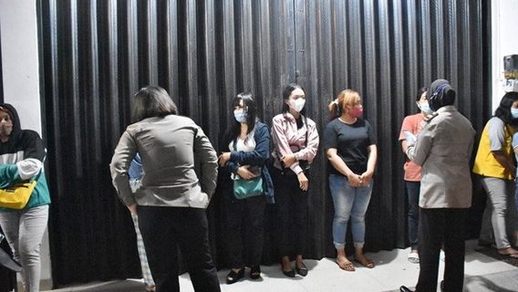 Securing 36 Prostitutes From <i>Pekat</i> Operations In Solo, Police Officers Visited By Gibran Rakabuming Raka