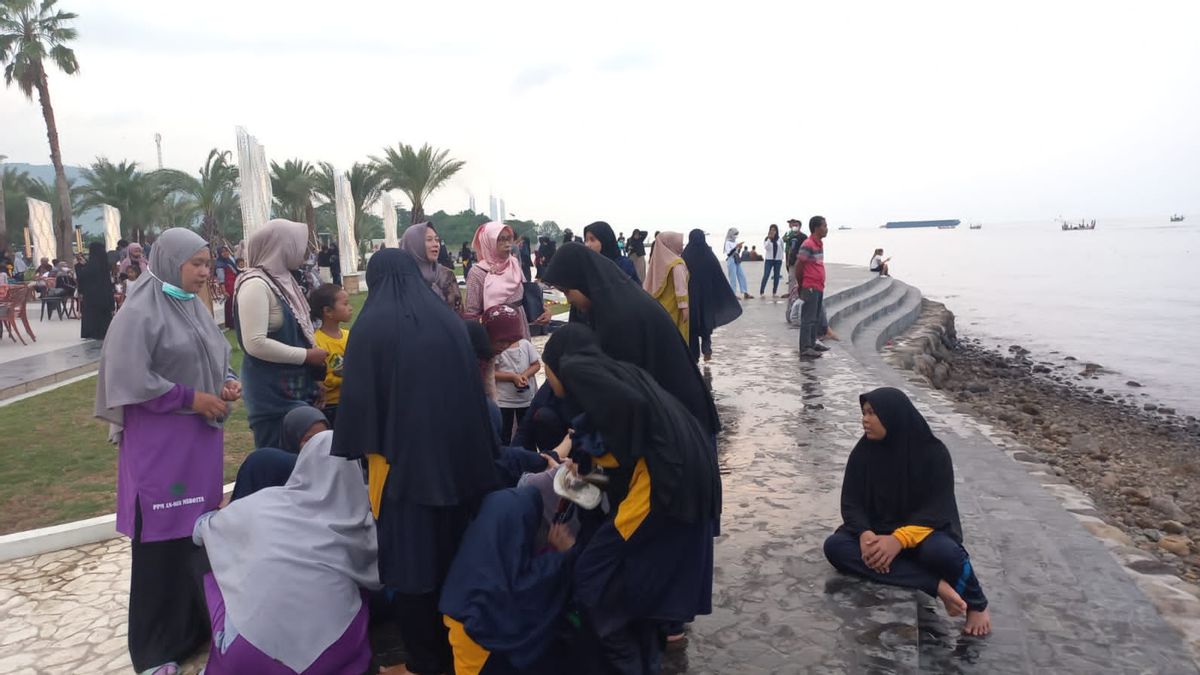 9名中学生在Banyuglugur Situbondo海滩溺水身亡