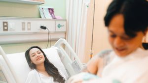 Sumringah, Bravy Pamer Momen <i>Skin to Skin Contact</i> dengan Anak Erika Carlina