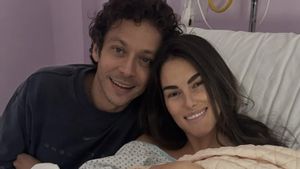 bien félicite sur la naissance de la deuxième princesse de Valentino Rossi, motoGP avec hésit d’attendre sa présence au Paddock