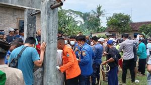 ar, une heure de viande, le corps de Milem dans le petit puits de Lampung Sud évacué par des officiers