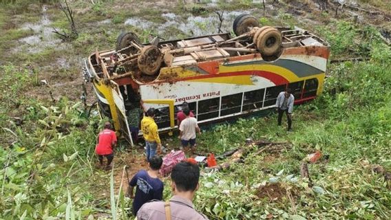 眠い運転手、ツインサンズバスポンティアナック - バダウルートは深淵に突入