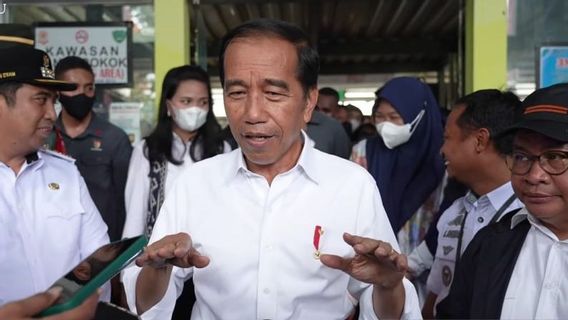 Jokowi Cek Harga Kebutuhan Pokok di Pasar Tramo Maros