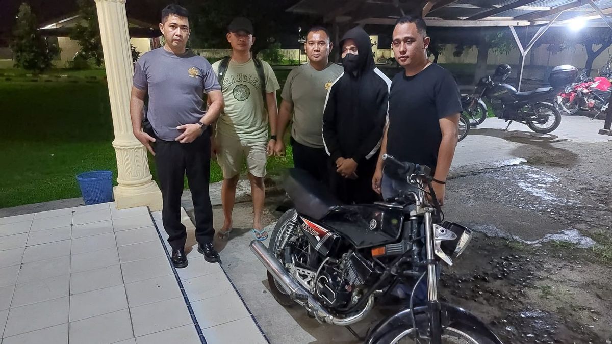 警察逮捕在北苏门答腊煤炭中偷走RX国王摩托车的警察