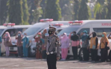 220 Personel Polisi Kawal 60 Ambulans untuk Jemput Pasien COVID-19 Isoman