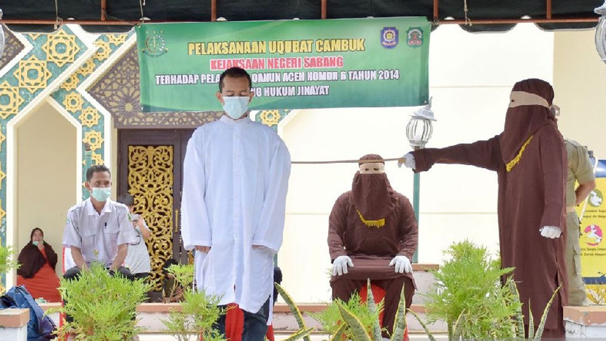 Langgar Qanun Aceh Lakukan Zina, BA dan TM Dihukum 100 Kali Cambuk di Halaman Masjid Agung Babussalam