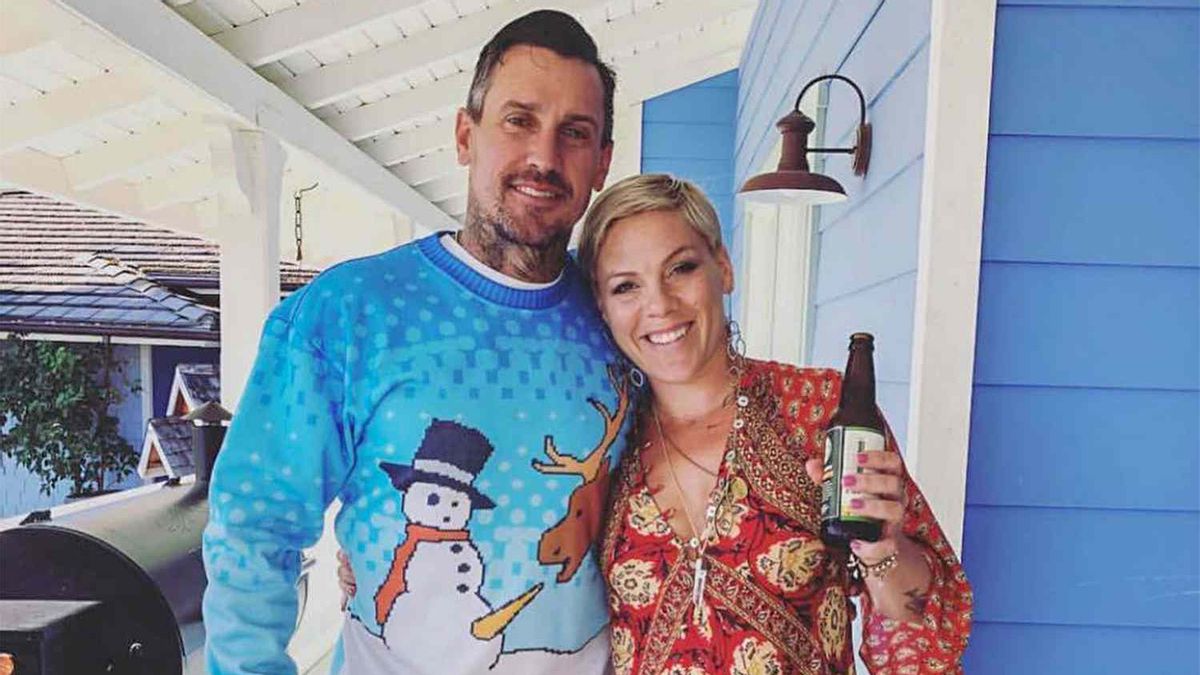 Disebut Berpisah, Pink Bantah Cerai dari Carey Hart