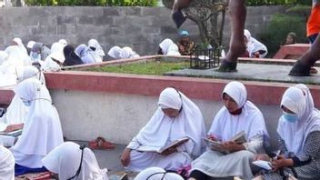 テマングンにおける何百人ものムスリム タイトル タダルス・クルアーン