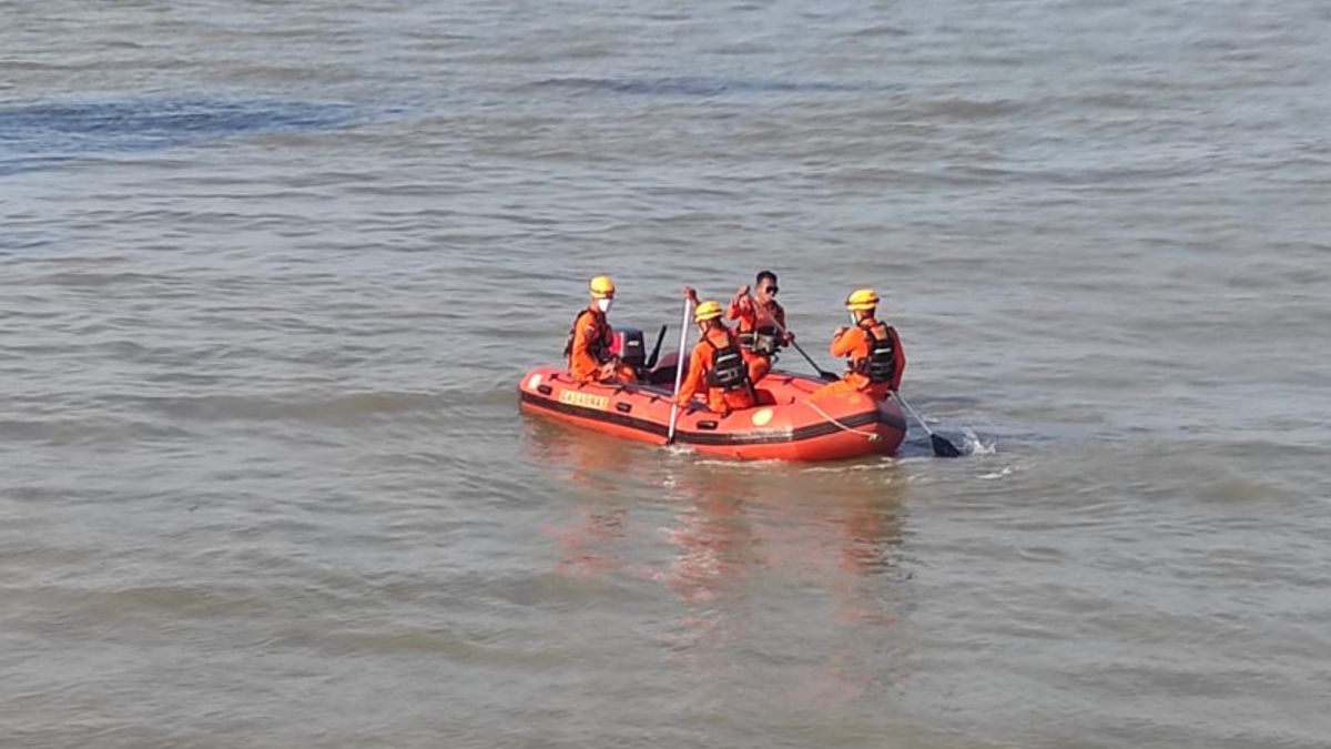 SAR Lakukan Evakuasi Kapal Sekoci Jembatan Musi I yang Terbalik di Perairan Bangka Barat