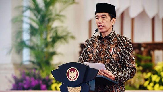 Jokowi's Happy Khofifah Using Madura Batik Opens HMI Congress