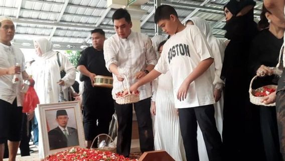与桑特里的情感和精神上的联系,所以Suryadharma Ali的尸体没有被埋葬在Kalibata的原因