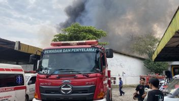 Preventing Taxes To Gas Stations, 12 Fire Cars Are Deployed To Overcome The Fire Of The Kapas Factory In Bandung