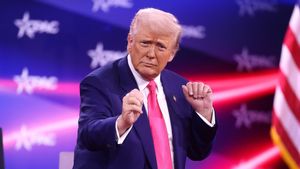 Tanda Tangan Trump akan Muncul di Cetakan Uang Kertas 100 Dolar AS