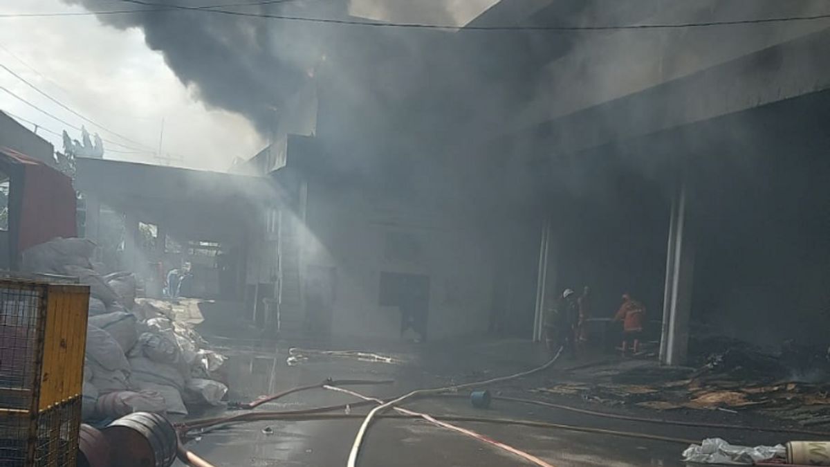 デポックのJNE倉庫が火災に遭い、17の消防署ユニットが配備されました