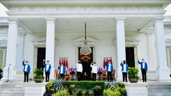 Apa Makna Jaket Biru yang Dipakai Enam Menteri Baru Jokowi?