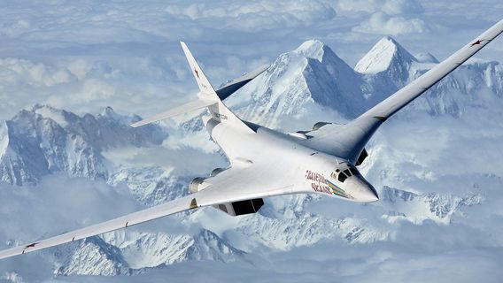 Le Bombardier Stratégique Russe à Longue Portée Tu-160M Officiellement Dans Les Airs, Transportant Des Armes Nucléaires Et Conventionnelles