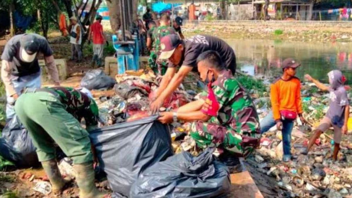 Dozens Of Bekasi Kodim Soldiers Clean Up Bancong River Trash