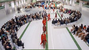 Bawa Suasana Locker Room Jadi Lintsan Runway, LACOSTE Ciptakan Atmosfer Jujur Petenis di Balik Koleksi Terbaru