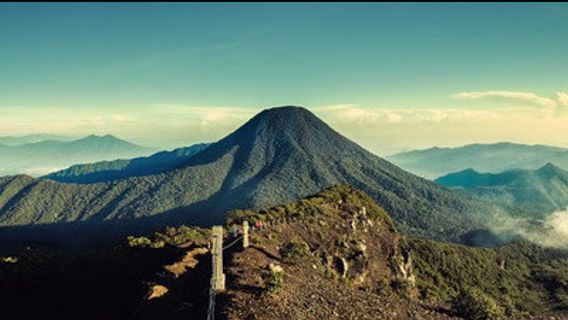 Polisi Buru Pendaki Berfoto Bugil di Gunung Gede Pangrango