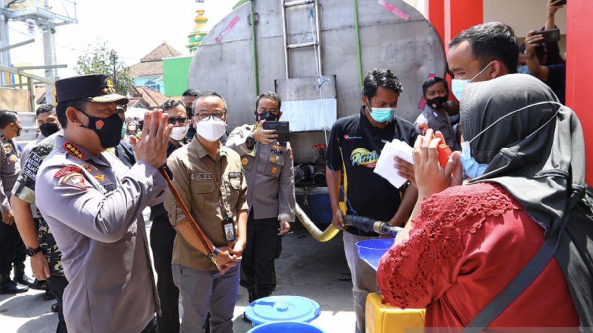 The National Police Chief Directly Checks The Distribution Of Bulk Cooking Oil To Traders In Soreang, Reminds Supervision