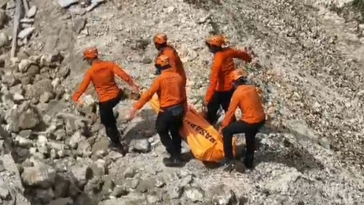 Un glissement de terrain à Ungasan, Bali, tue deux travailleurs du projet enseveli sous la terre