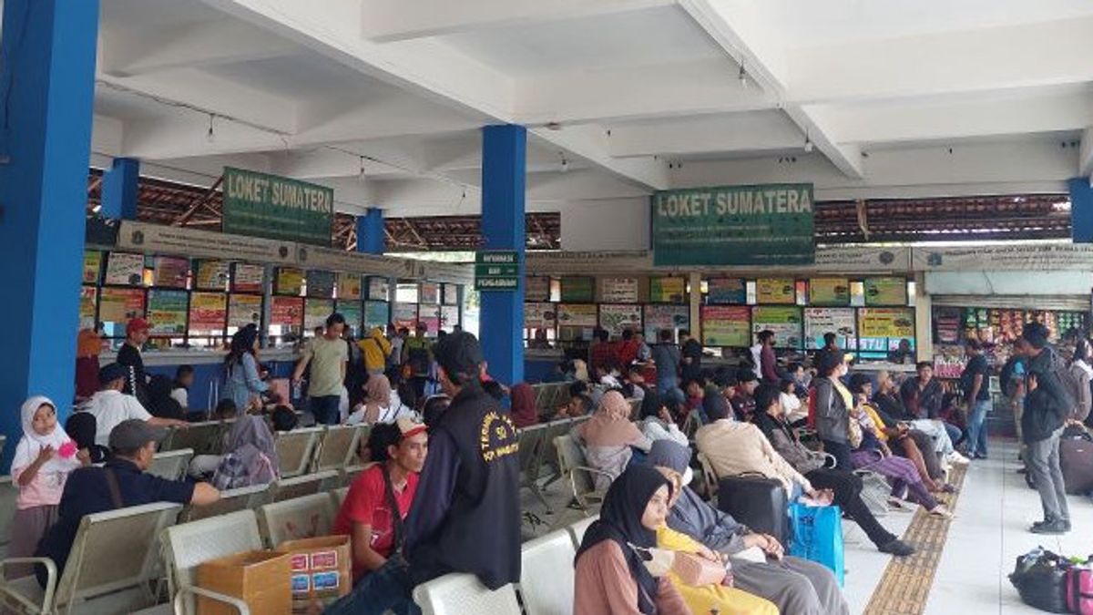 The Number Of Homecomers At Kampung Rambutan Terminal Decreases During D-2 Eid Al-Fitr 2023