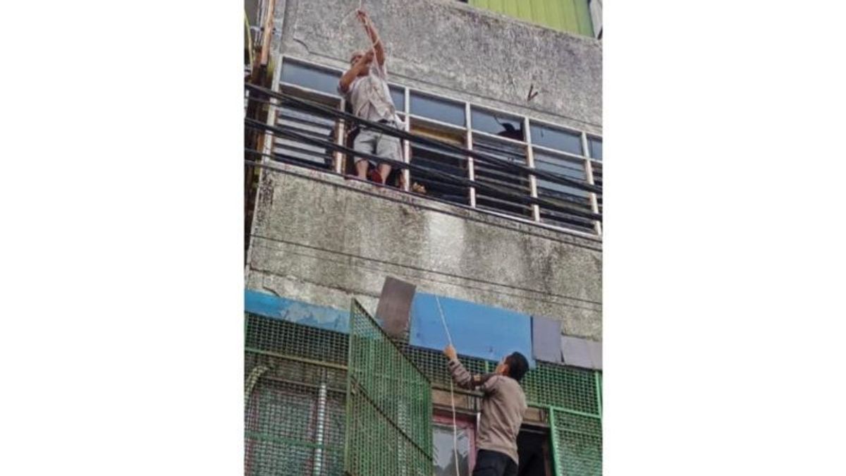 Rescued, Man In Padangsidimpuan, North Sumatra Who Almost Fell From The 3rd Floor Shophouse Claiming To Be Panic