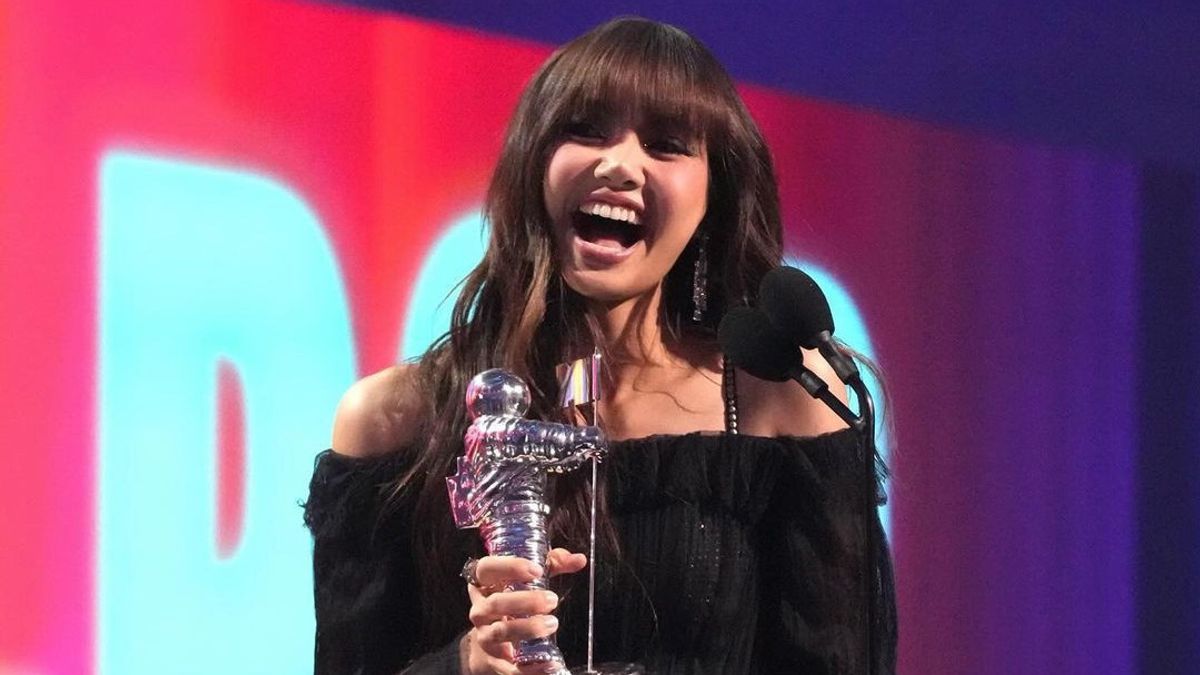 Lisa Dapat Penghargaan Pertama untuk <i>Rockstar</i> di MTV VMAs 2024