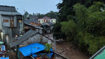 Sukabumi的Bandang洪水中漂流的12栋房屋