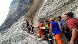 Tim SAR Evakuasi WN Hongkong yang Cedera di Diamond Beach Nusa Penida