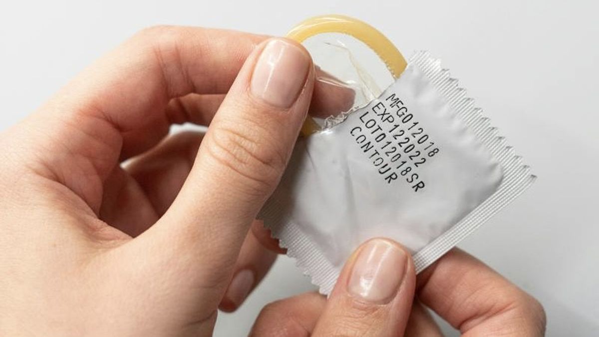 専門家によると、男性にコンドームを適切に着用する方法