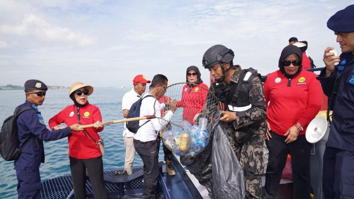 KKP Collects 6.49 Tons Of Plastic Waste Around Batam Waters