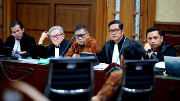 Kubu Hasto抗议KPK调查人员成为审判专家:我们反对