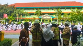 SMA 34 Cilandak Jaksel Terbakar, Ratusan Siswa Berhamburan Keluar Ruangan