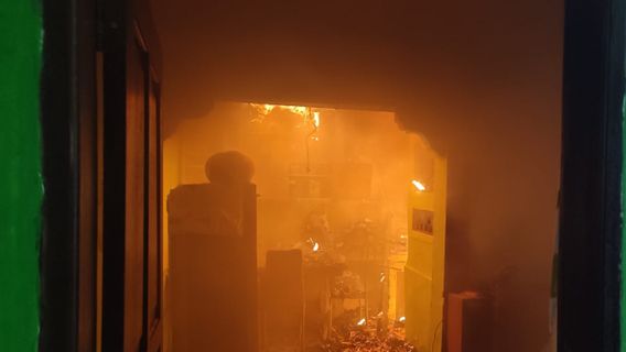 Rumah Kawasan Padat Penduduk di Belakang Pasar Ciplak Jaktim Nyaris Terbakar