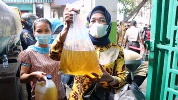 棉兰政府在市场中心举行散装食用油市场运营