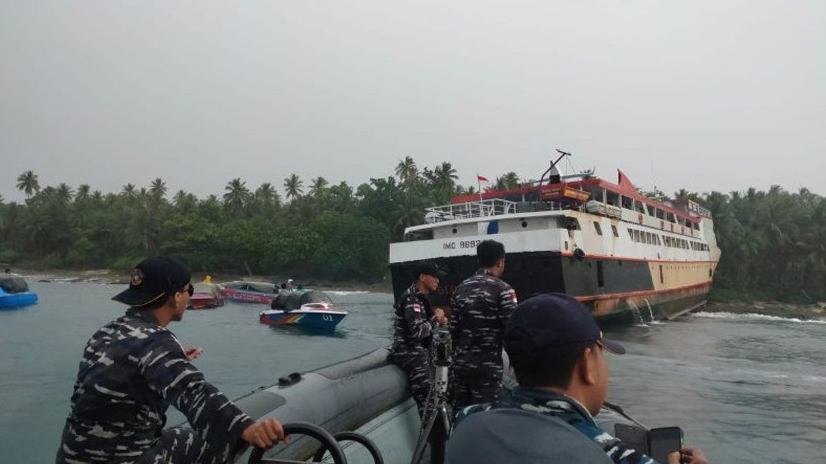 Indonesian Navy Soldiers Help Evacuate Passengers Of KM Glory Mary Which Ran Aground In Talaud, North Sulawesi