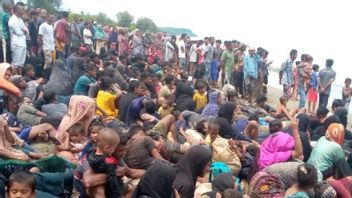 The Ship Leans On Pidie Aceh, 220 Rohingya Refugees Immediately Enter The Village