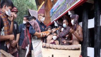 Menparekraf Fournit Une Assistance Pour La Production D’équipement De Menuiserie D’instruments De Musique Batak Traditionnels