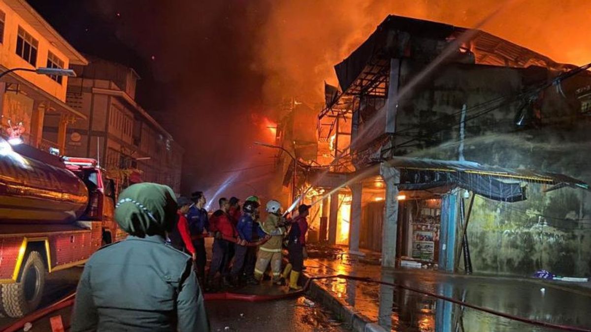 Fire At Sungai Durian Sintang Market, West Kalimantan Hanguskan 10 Ruko