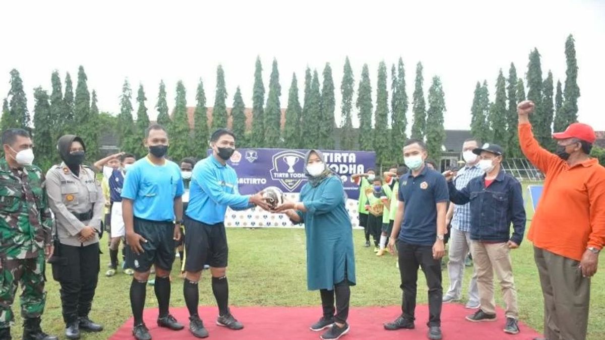 Berita Sleman: Bupati Sleman Membuka Turnamen Mini Sepak Bola Tirta Yudha Cup U-12