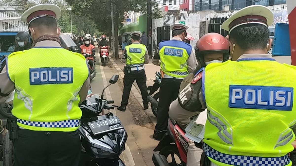 Angkot Drivers In Pasar Rebo Are Extraordinarily Stubborn, Police Are Ignored And About To Be Hit