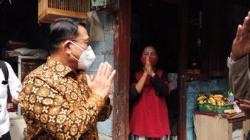 The Story Of Moeldoko's Inspection Distributing Masks To Jakarta Residents In 'Door To Door Movement' Activity