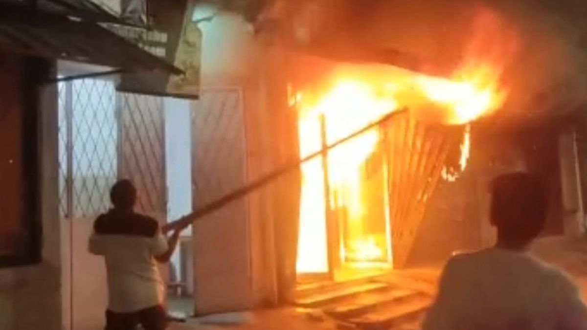 Baterai Sepeda Listrik Korslet, Ruko 2 Lantai di Duren Sawit Hangus Terbakar